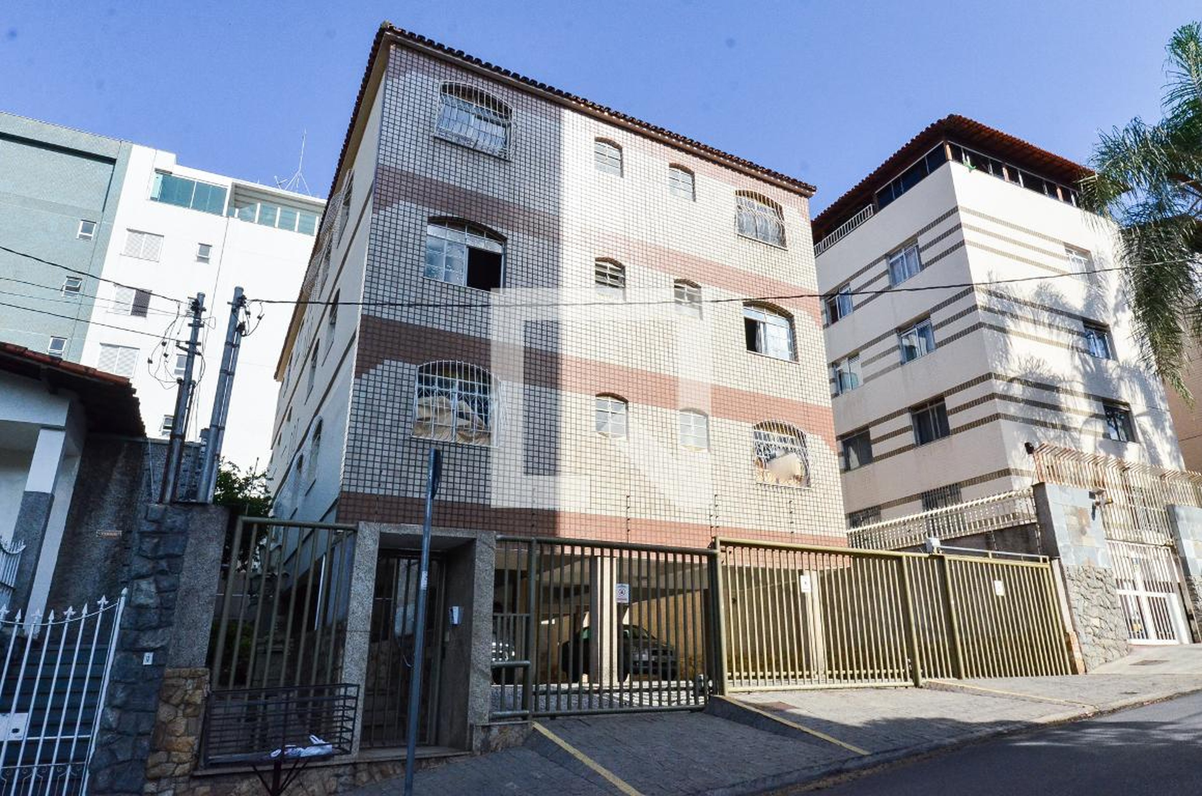 Fachada Condomínio em Rua Carvalhais de Paiva, 112