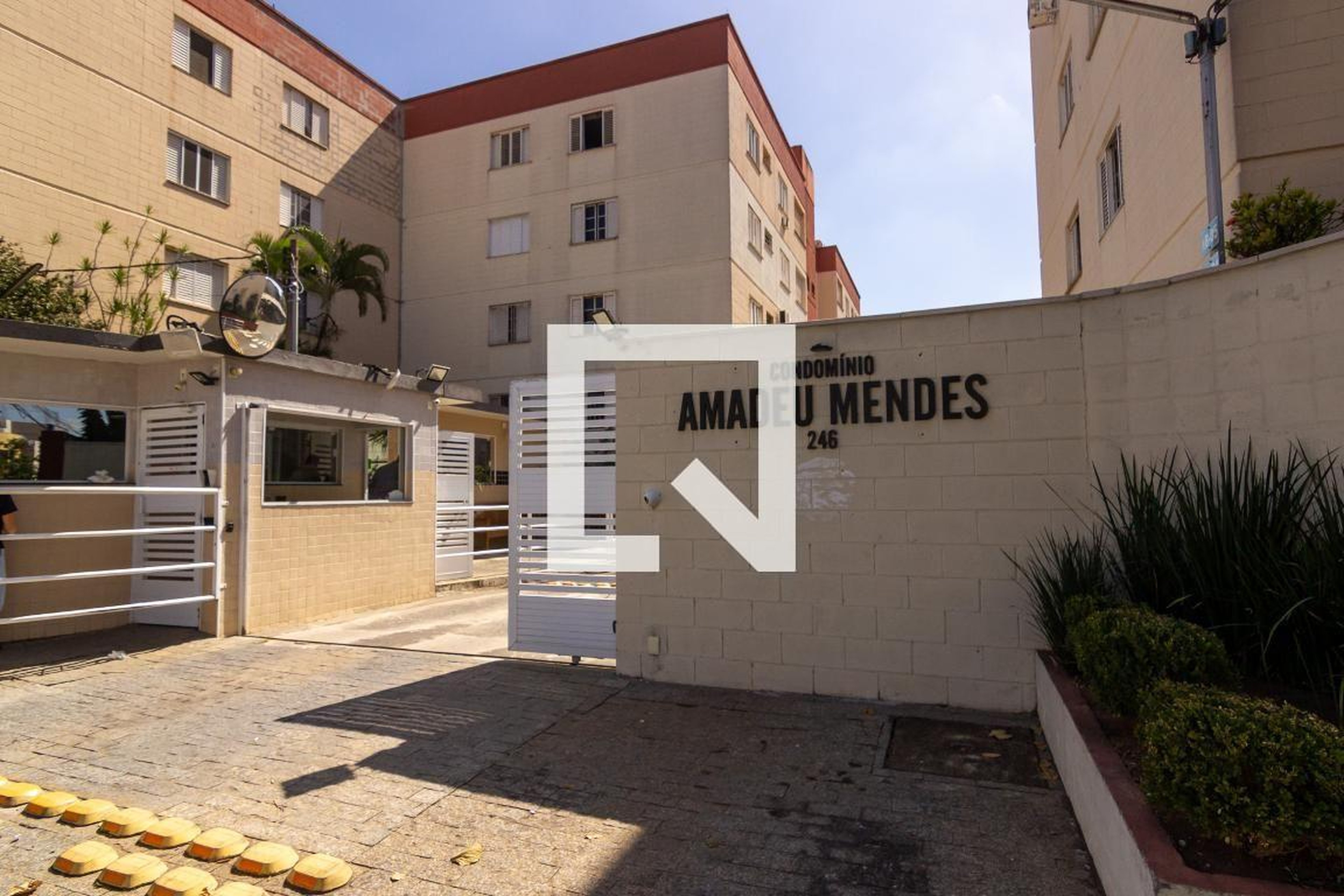 Fachada do Condomínio Condomínio em Avenida Ana Beatriz Bierrembach, 22