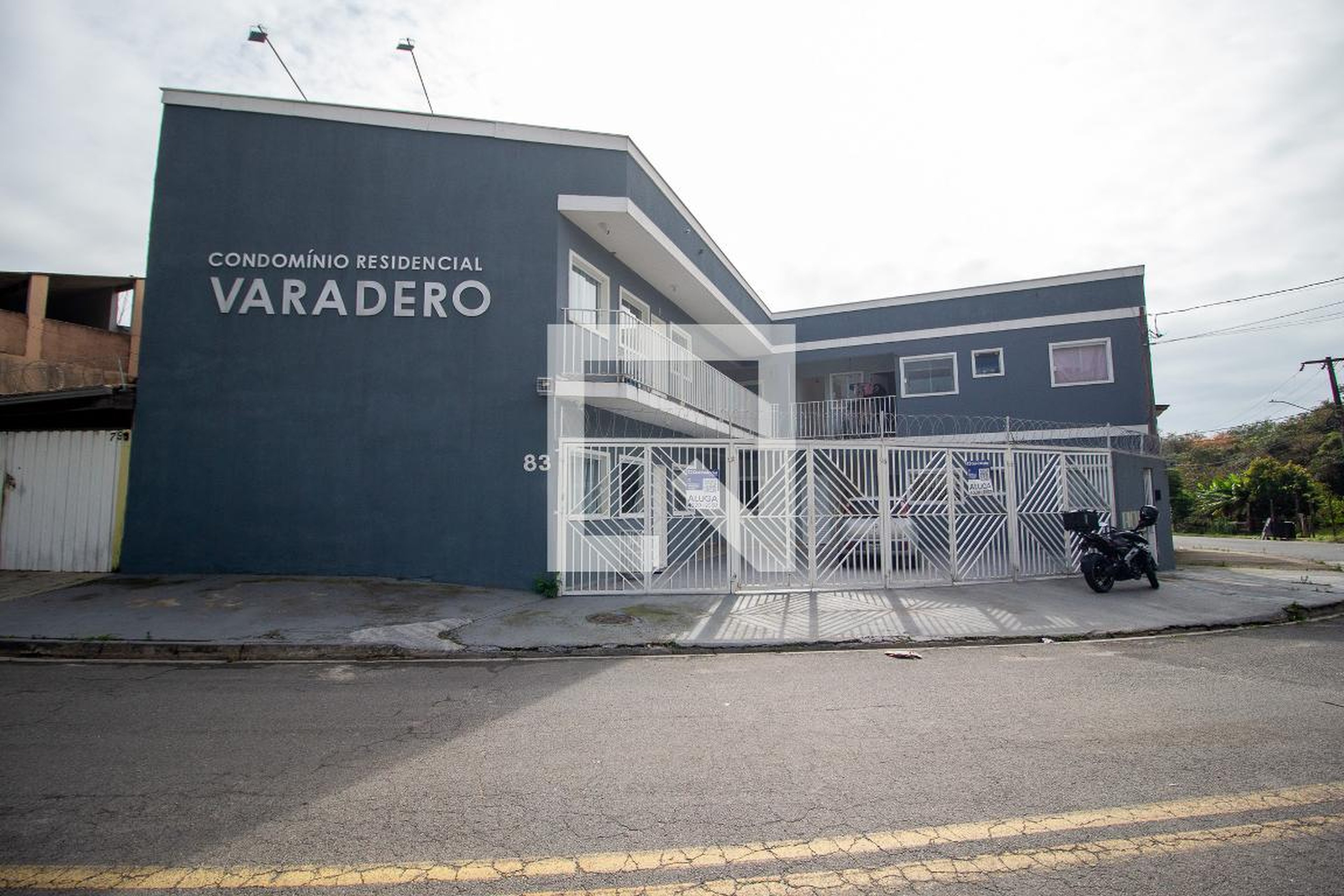 Fachada Condomínio em Rua Celso Pires Martins, 83