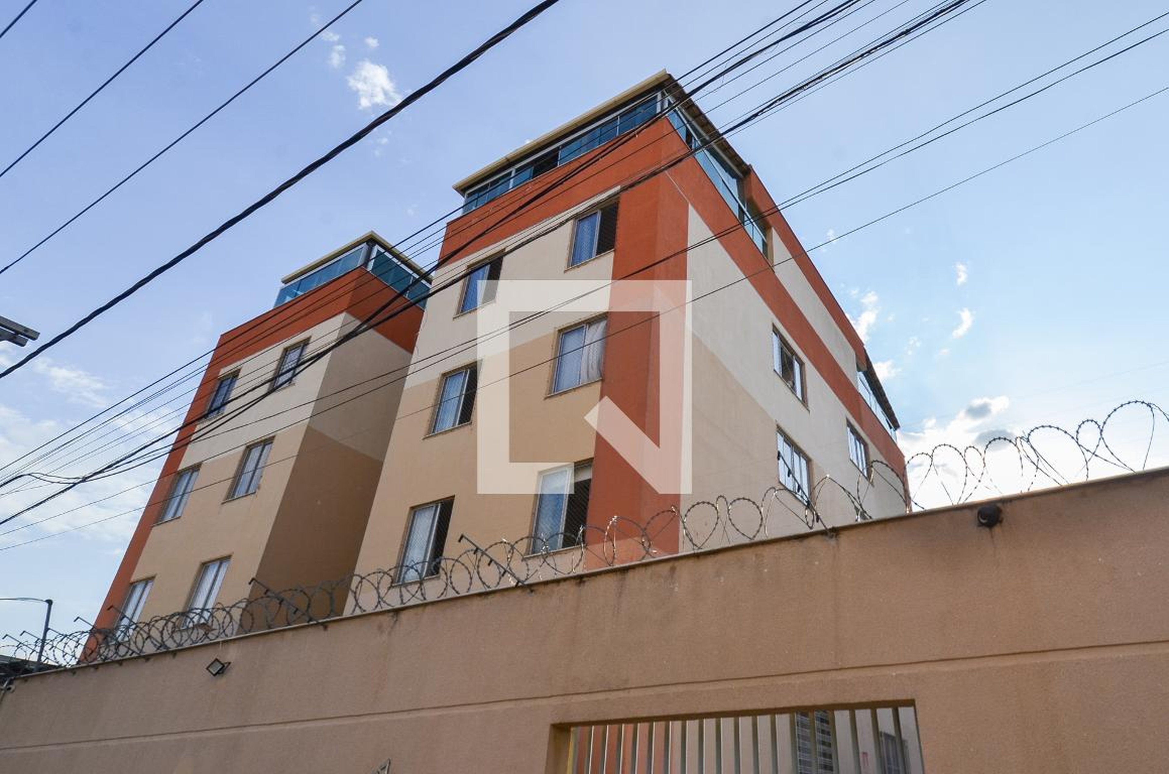 Fachada Condomínio em Rua Aroldo García Rosa, 37