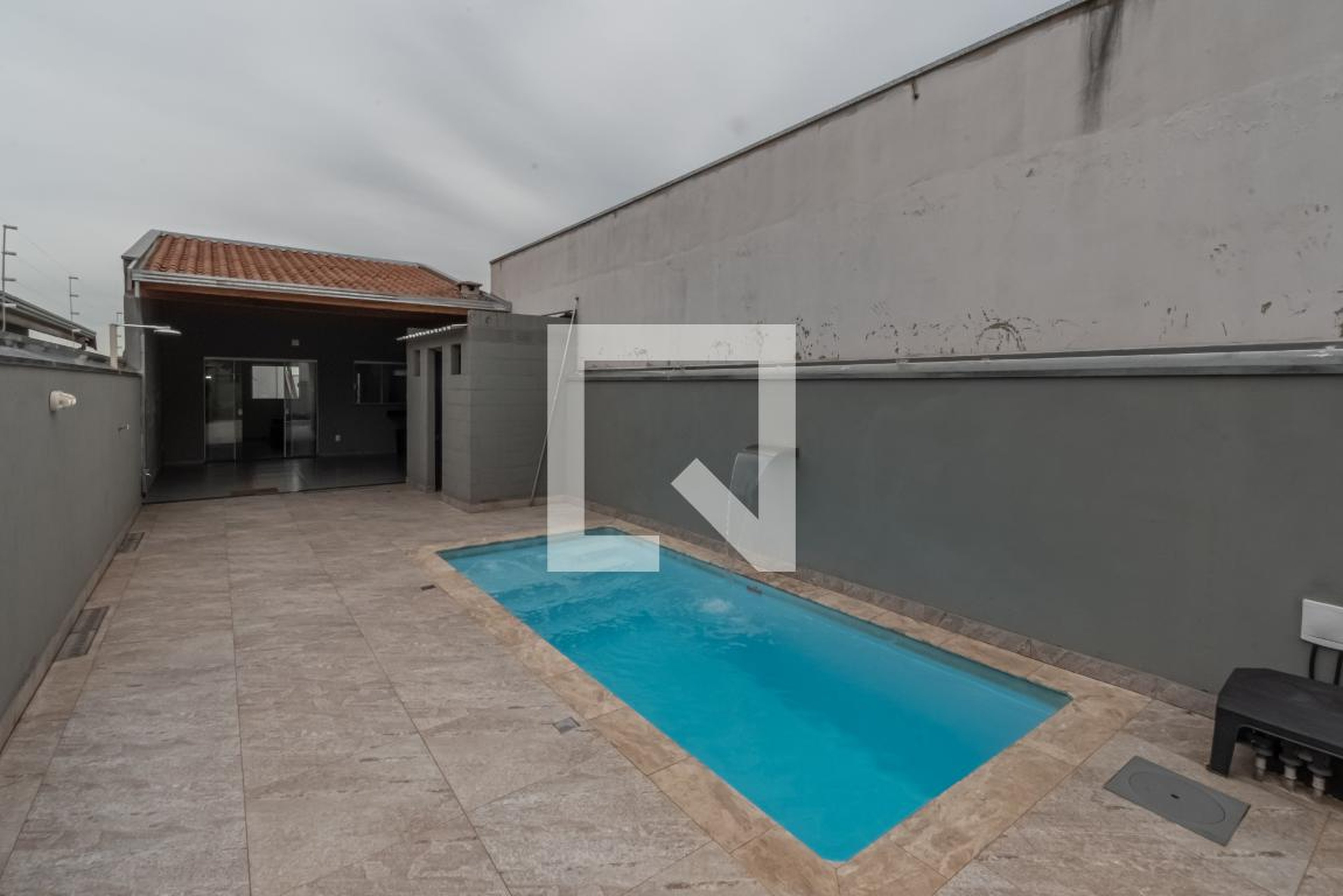 Piscina Condomínio em Rua Eugênio Mazon, 154