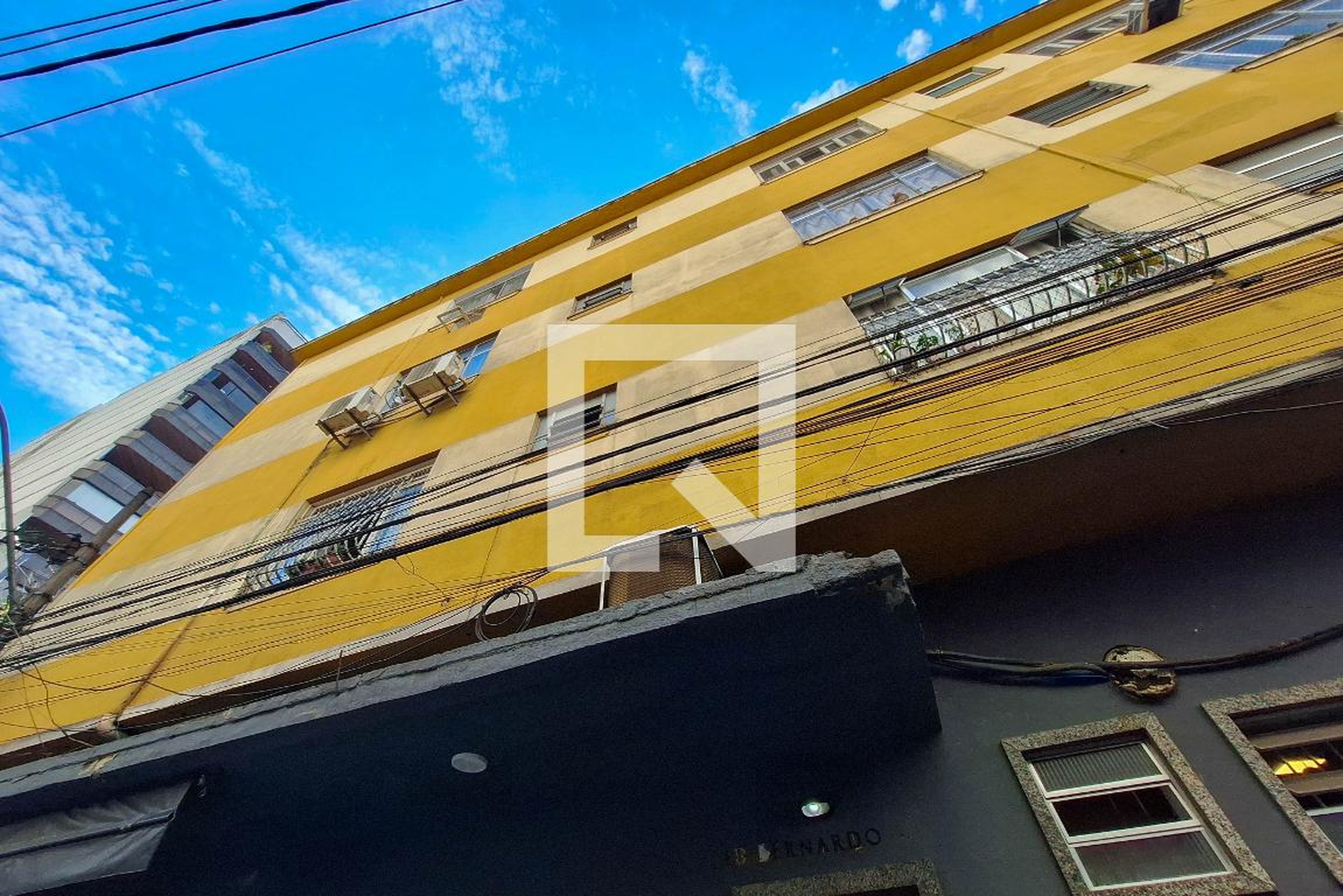 Fachada Condomínio em Rua Capitão Zeferino, 5