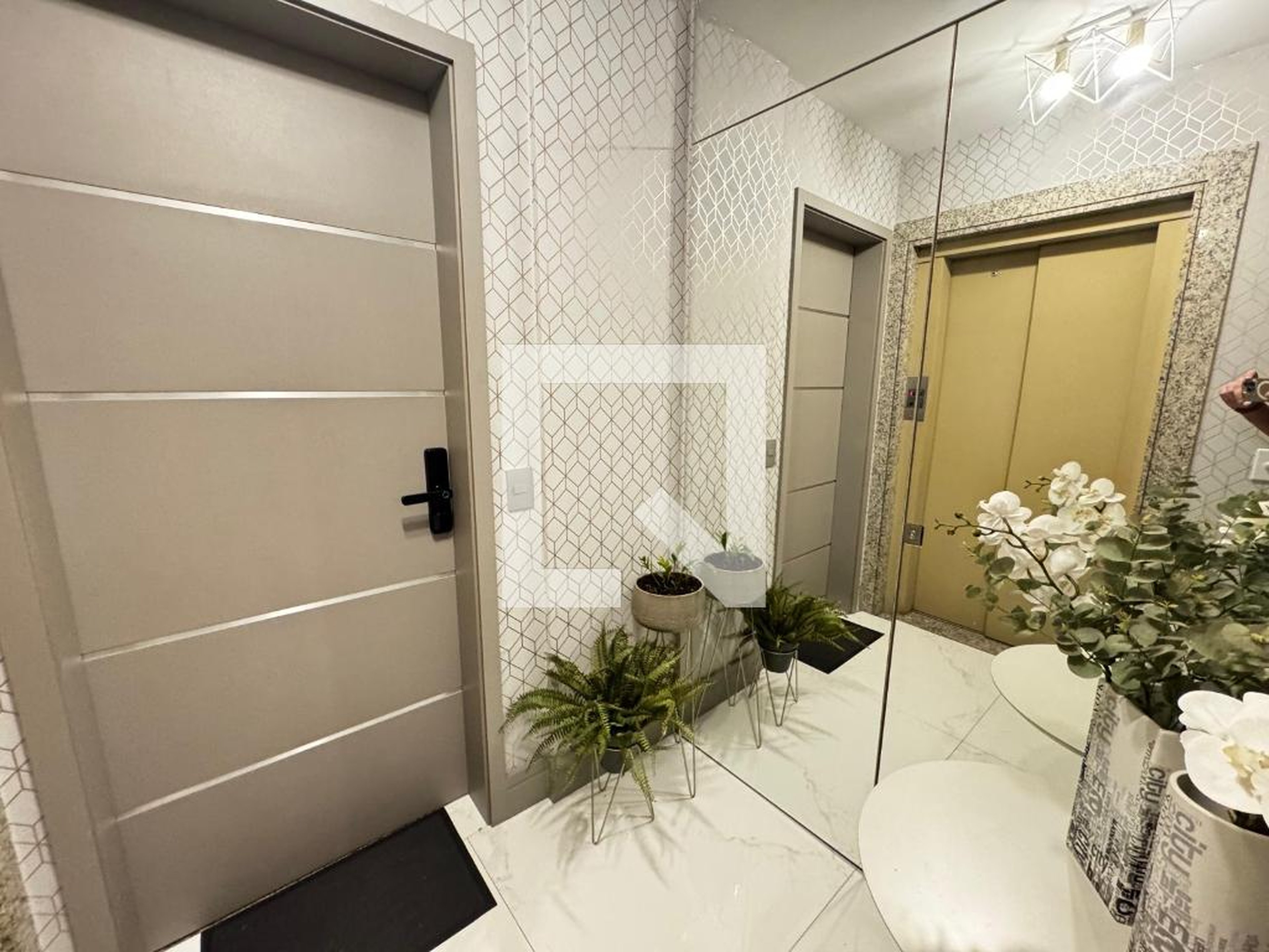 Hall de entrada Condomínio em Rua Leonardo Cerveira Varandas, 5