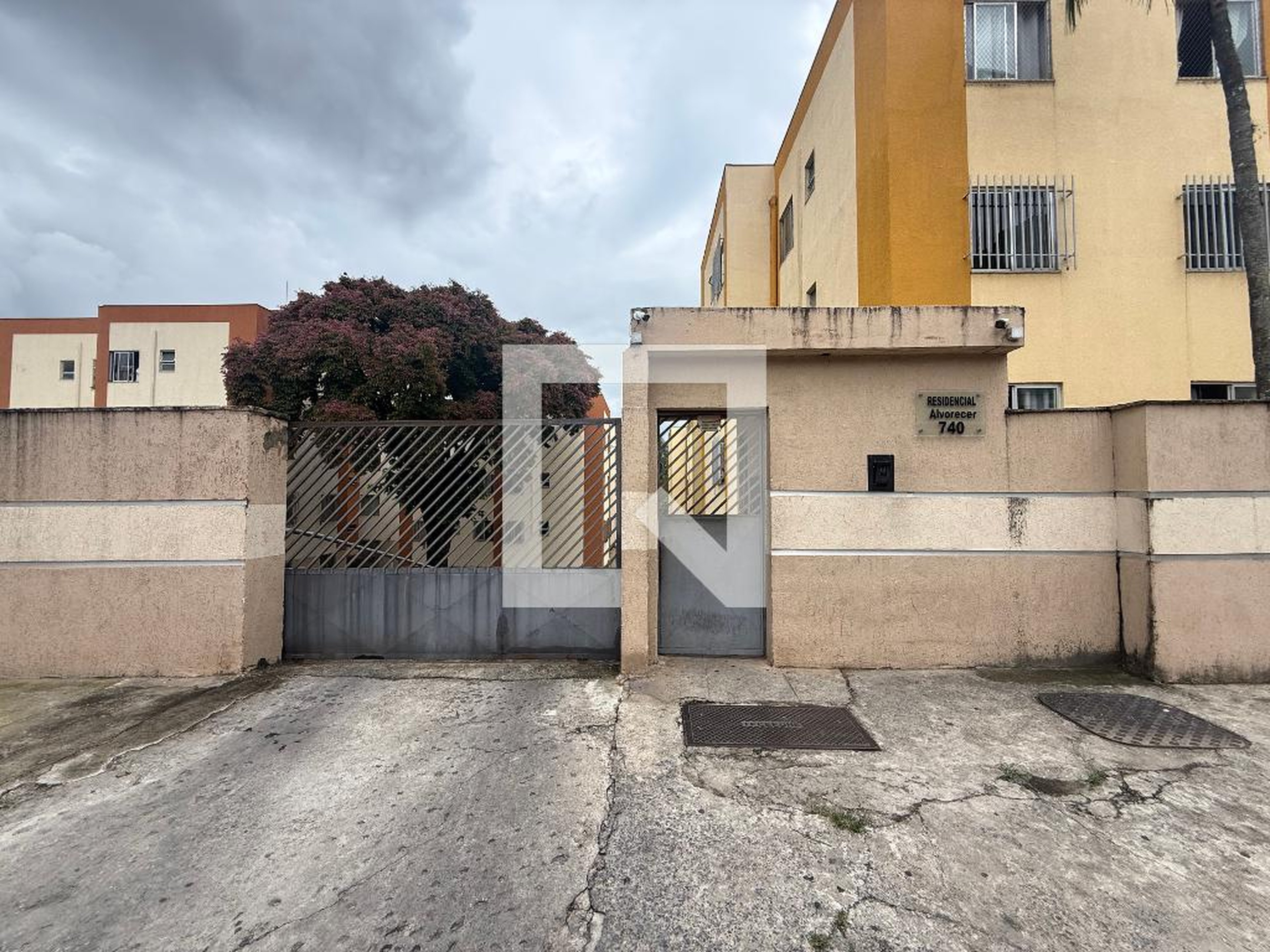Fachada Condomínio em Rua Montes Claros, 740