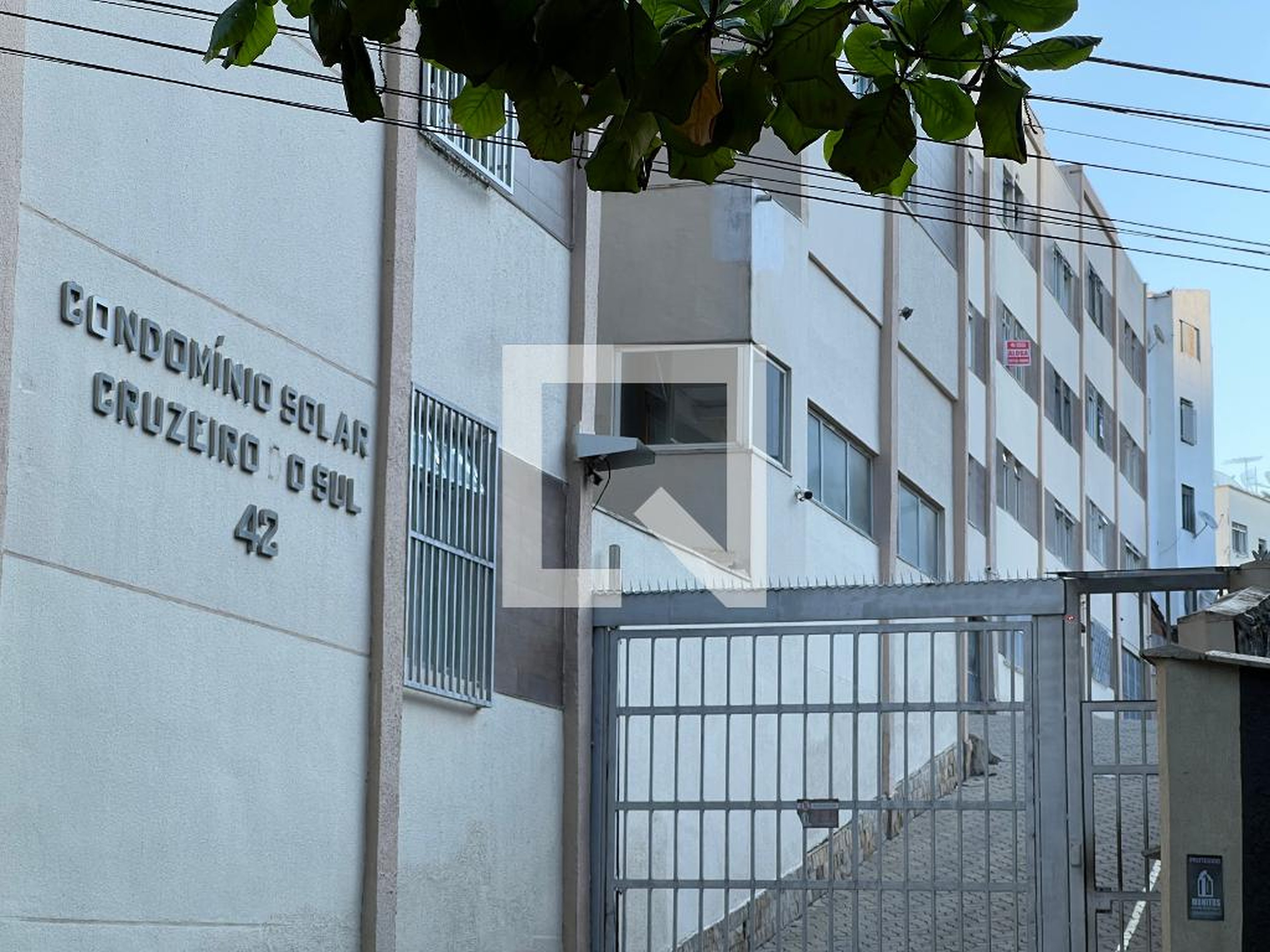 Fachada do Prédio Condomínio em Praça do Cruzeiro, 42
