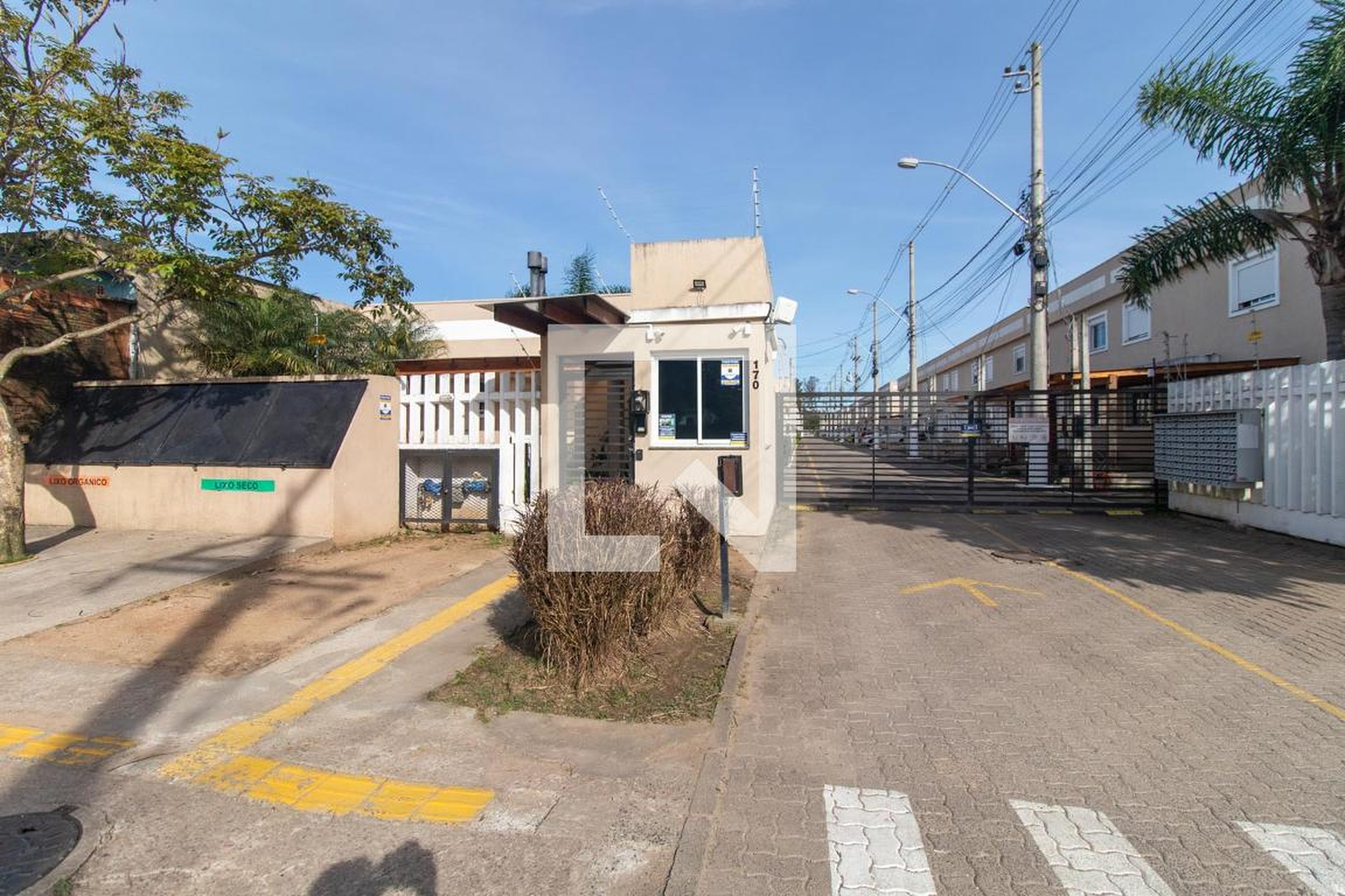 Fachada Condomínio em Rua das Espatódeas, 2