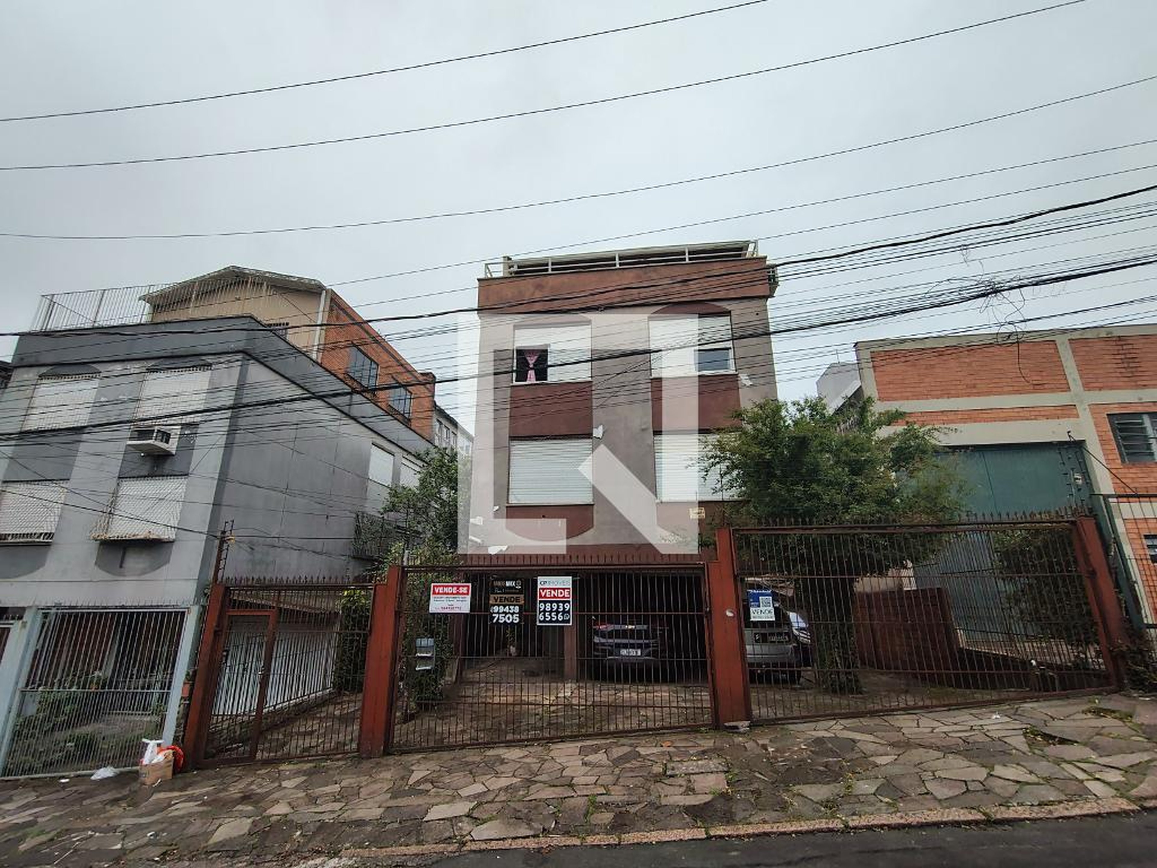 Fachada Condomínio em Rua Ari Barroso, 47