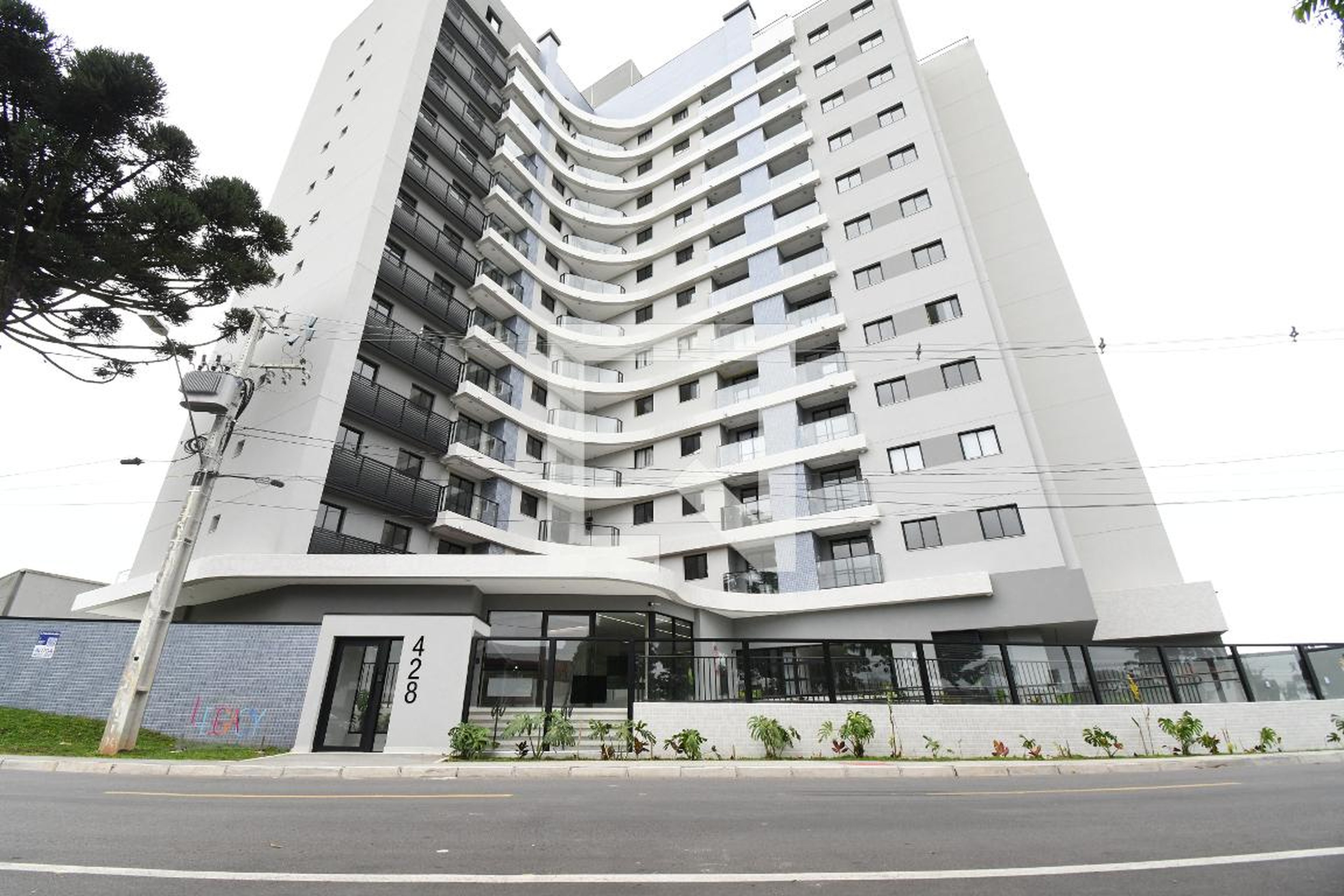 Fachada Condomínio em Rua Renato Nunes Ribas, 428