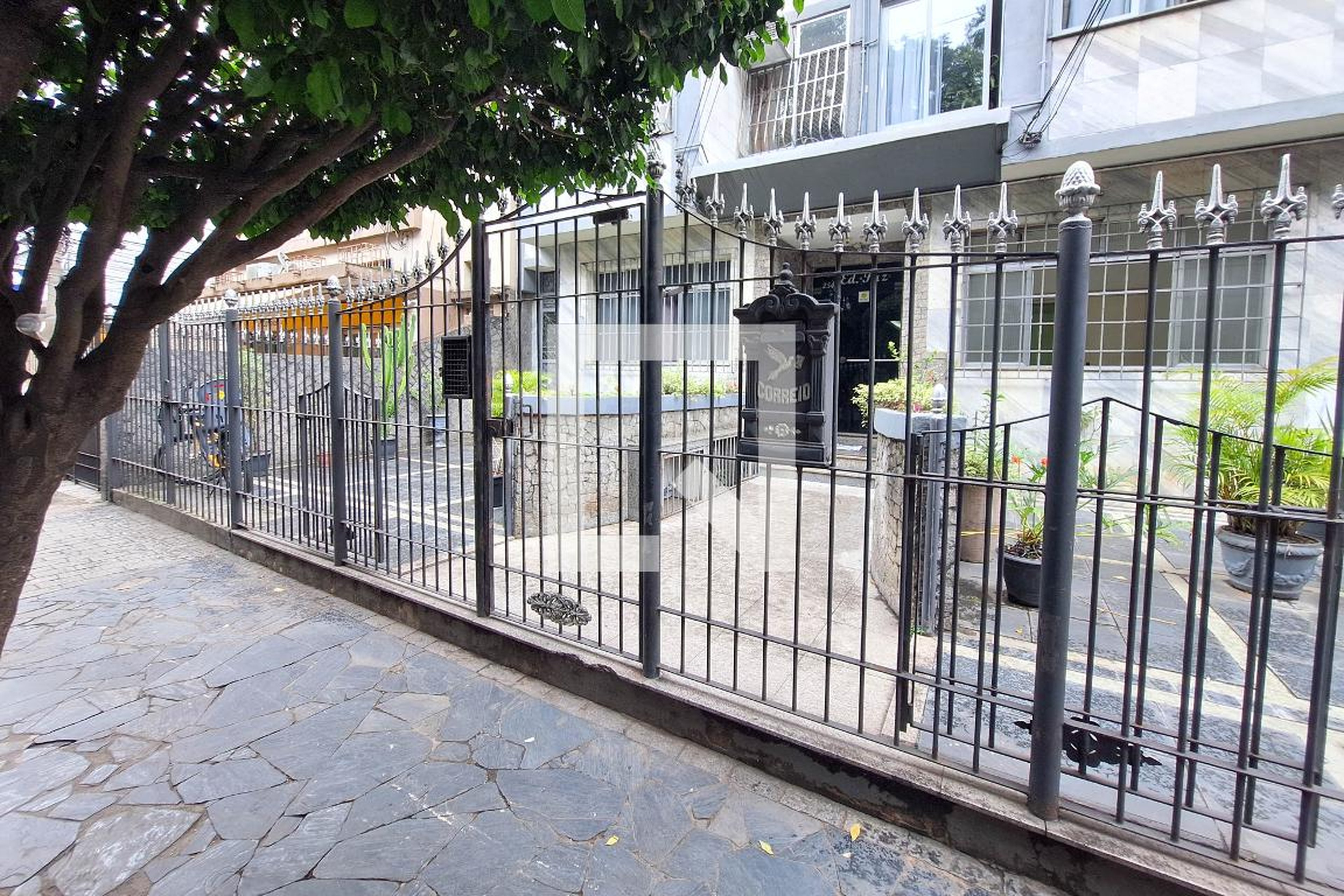 Fachada Condomínio em Rua Gavião Peixoto, 254