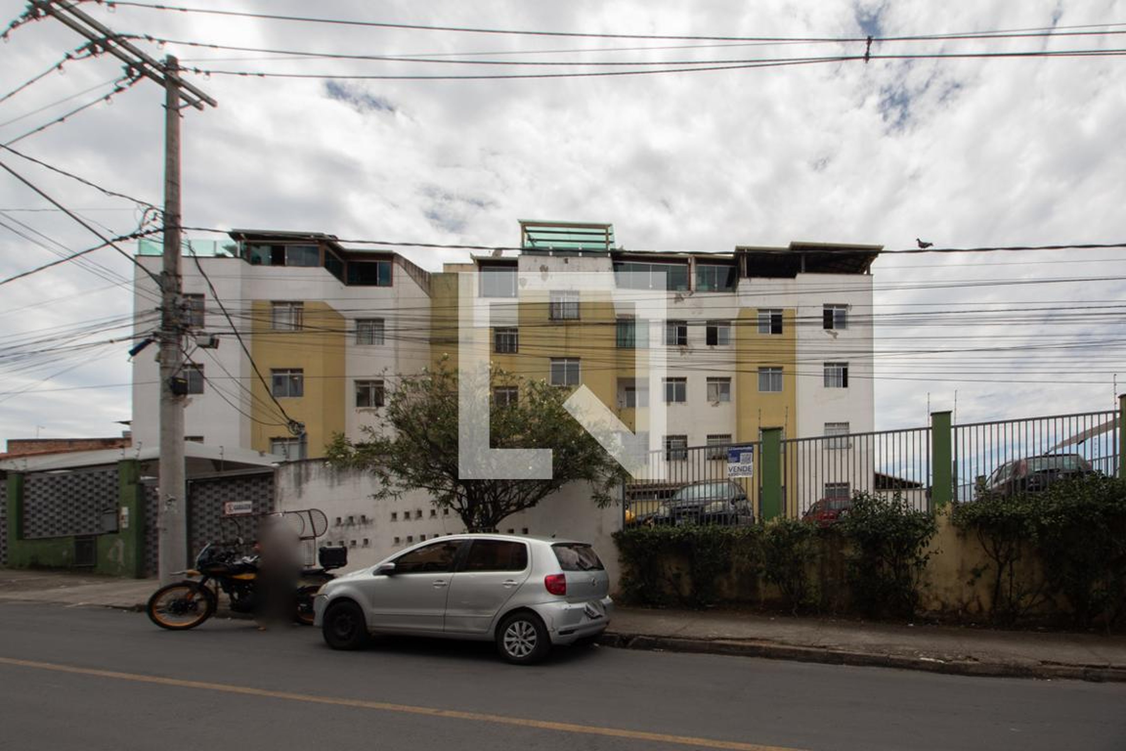 Fachada Condomínio em Rua Rita Camargos, 73