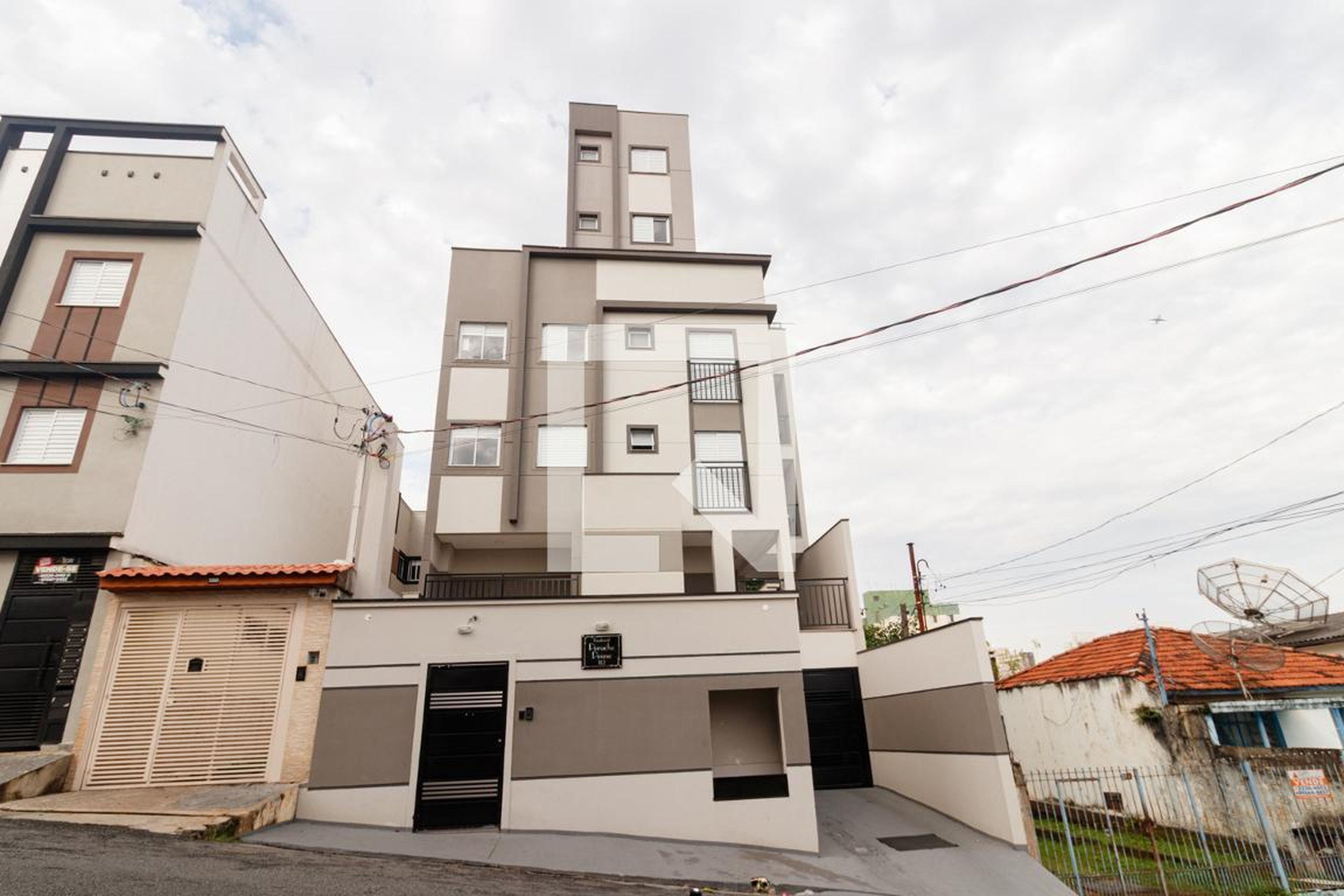 Fachada Condomínio em Rua Padre Leão Peruche, 112