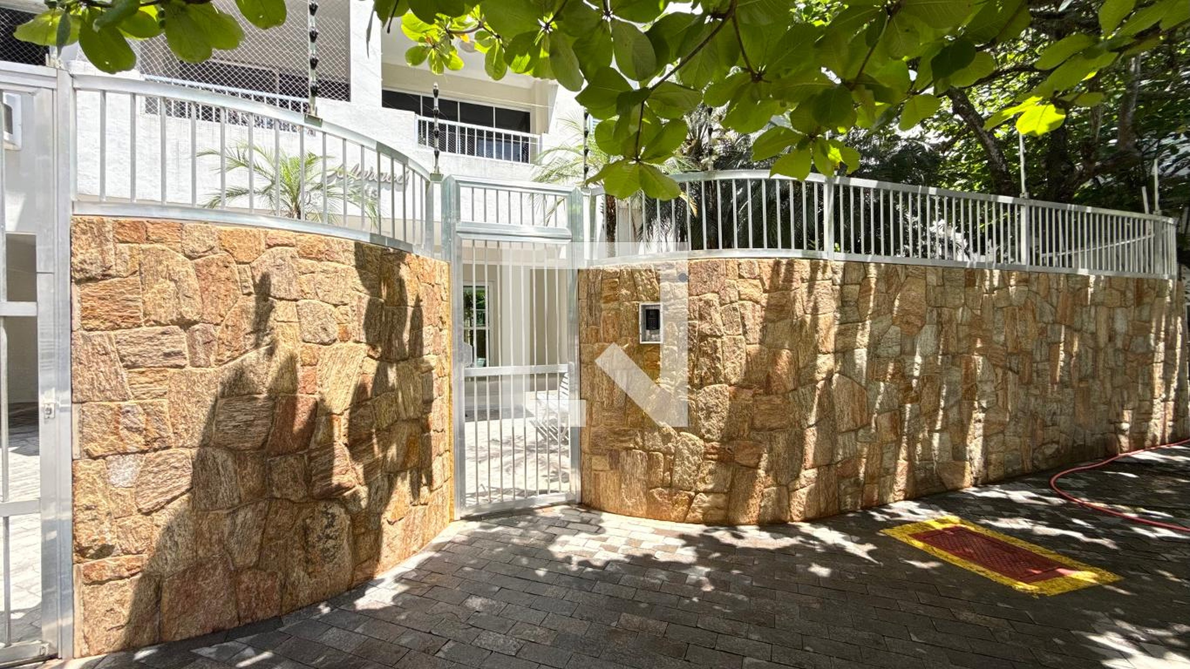 Fachada Condomínio em Rua Colômbia, 413