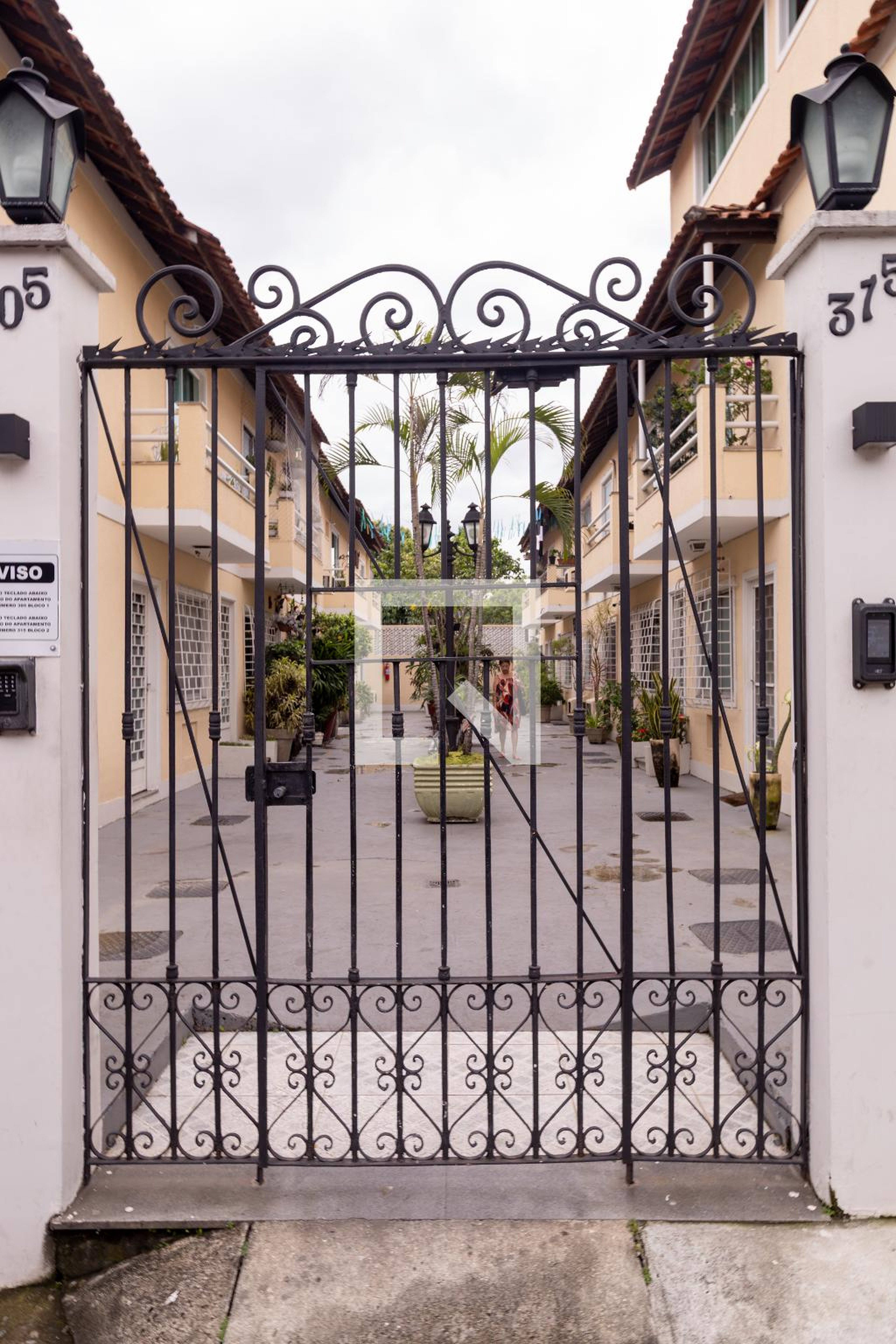 Fachada Condomínio em Rua Androcles, 315