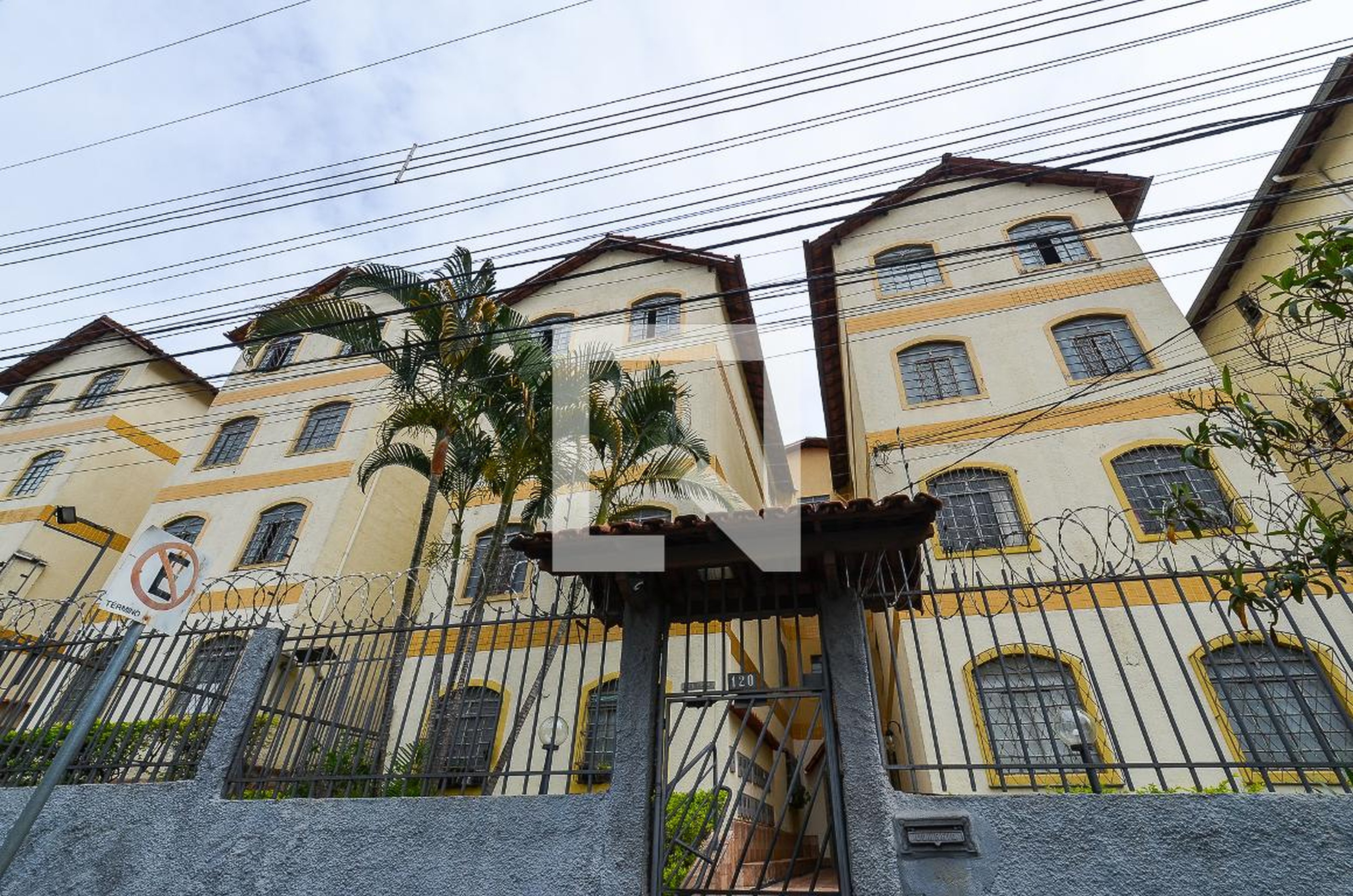 Fachada Condomínio em Rua Maestro Delê Andrade, 120