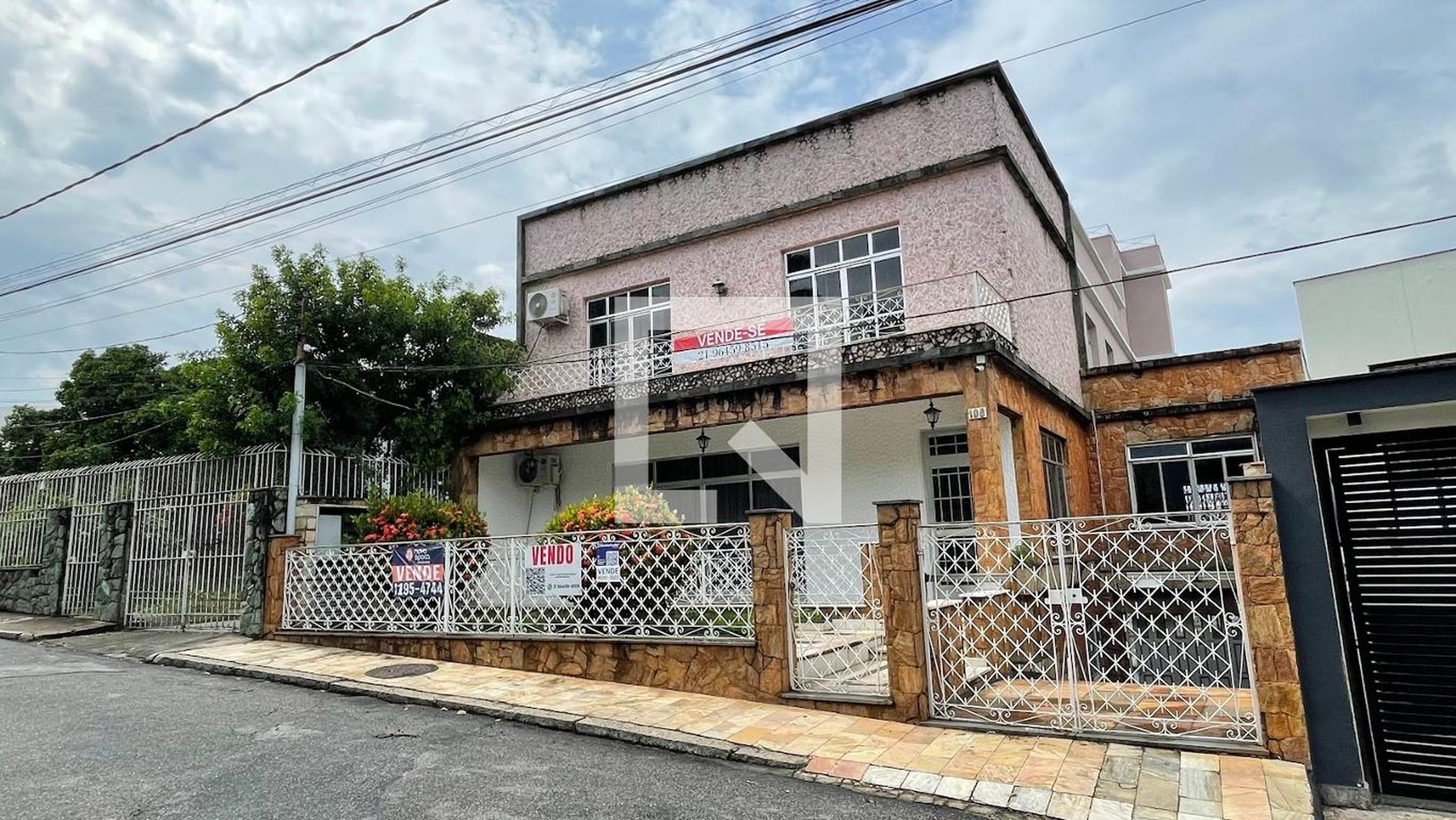 Fachada Condomínio em Rua Dom Emanuel Gomes, 108