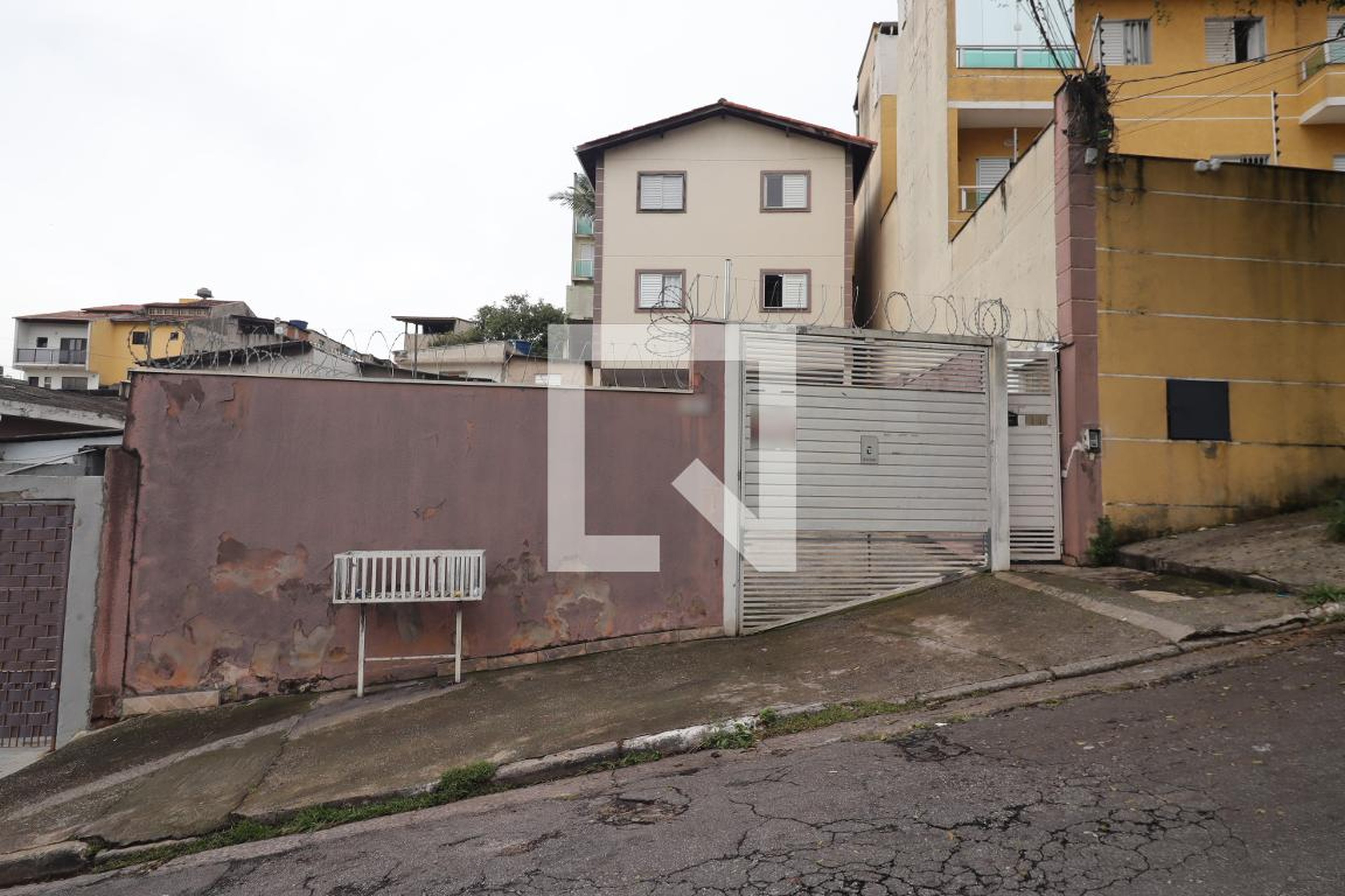 Fachada Condomínio em Rua Cedral, 48