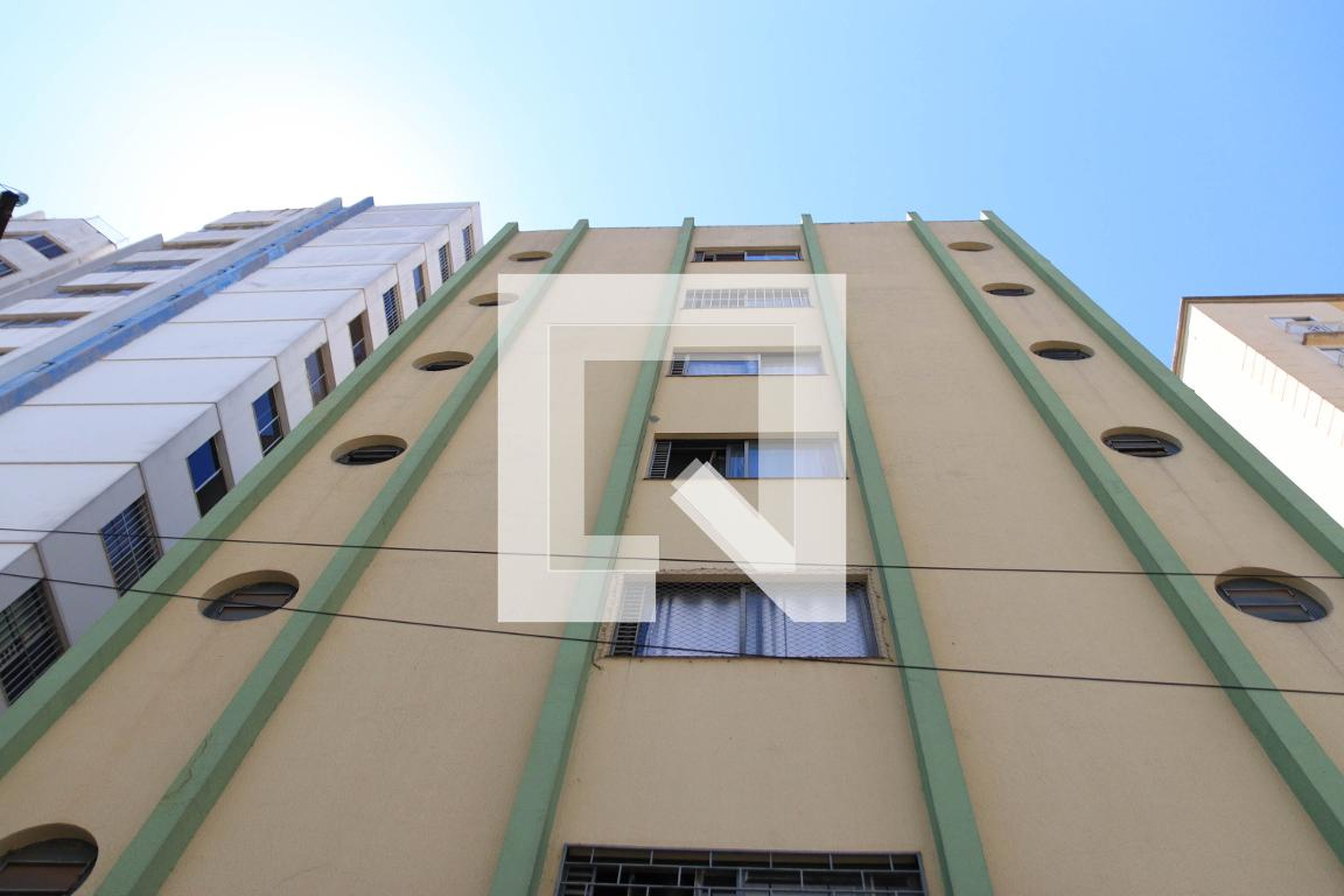 Fachada Condomínio em Rua 21, 389