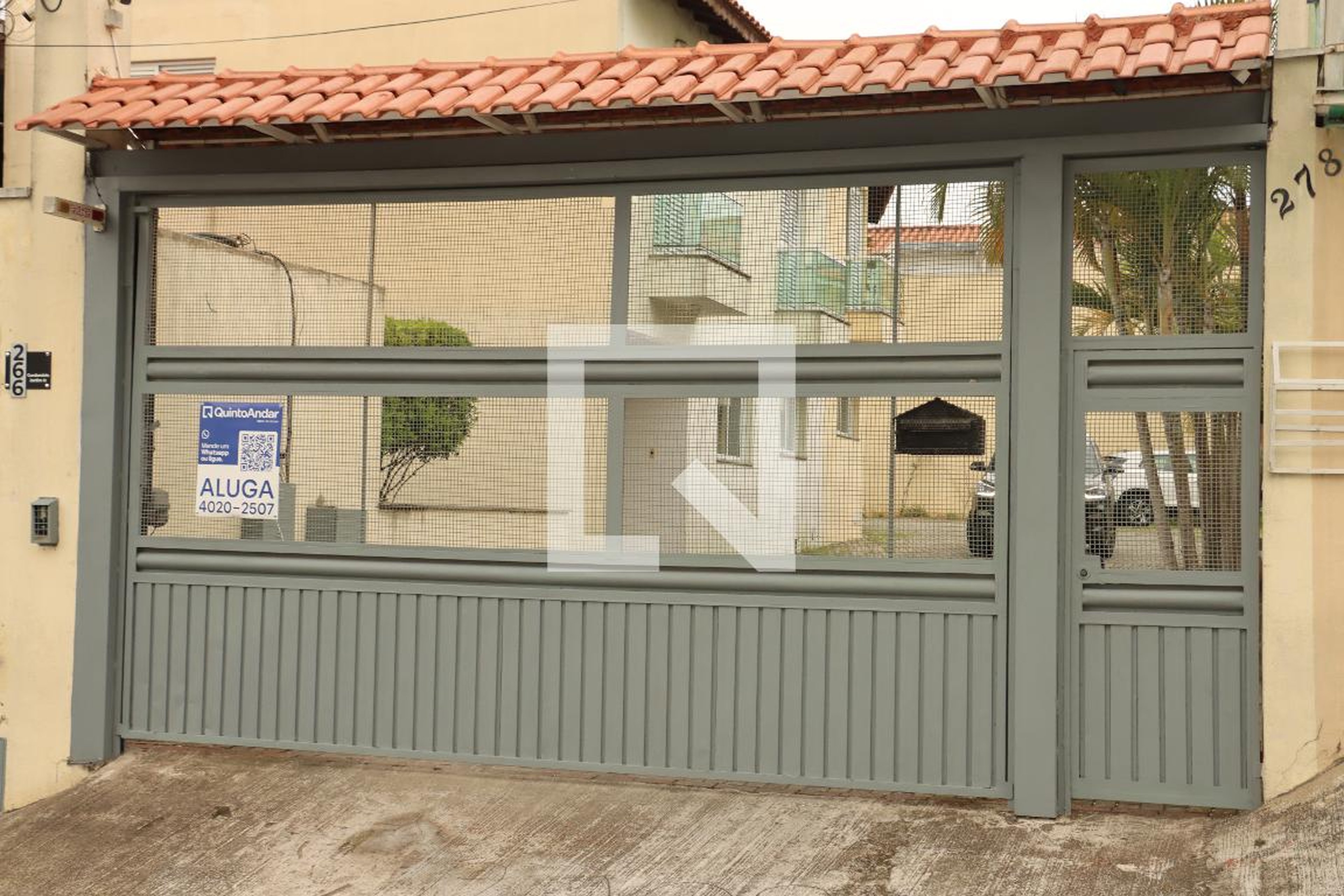 Fachada Condomínio em Rua Irene Lopes Heredia, 266