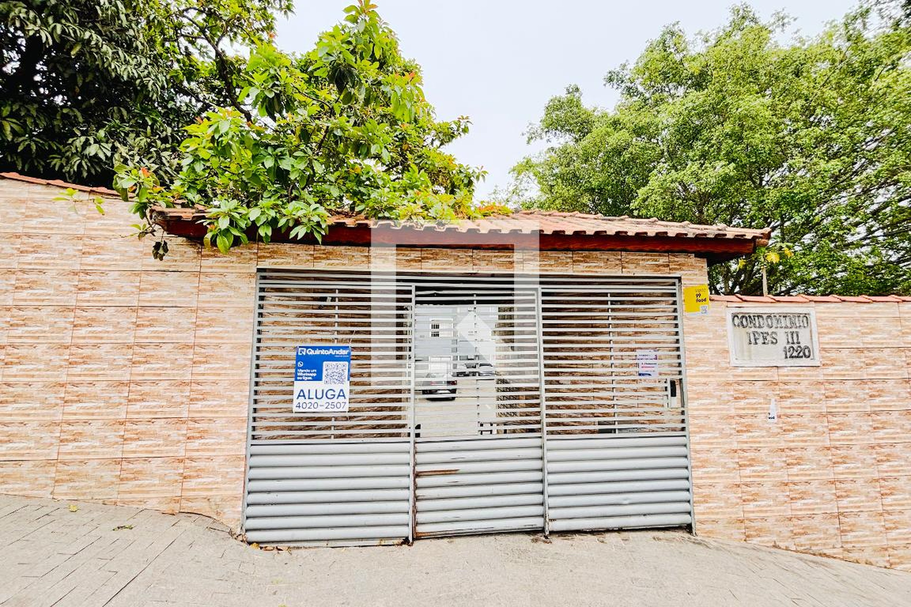 Fachada Condomínio em Rua Moisés de Corena, 1220