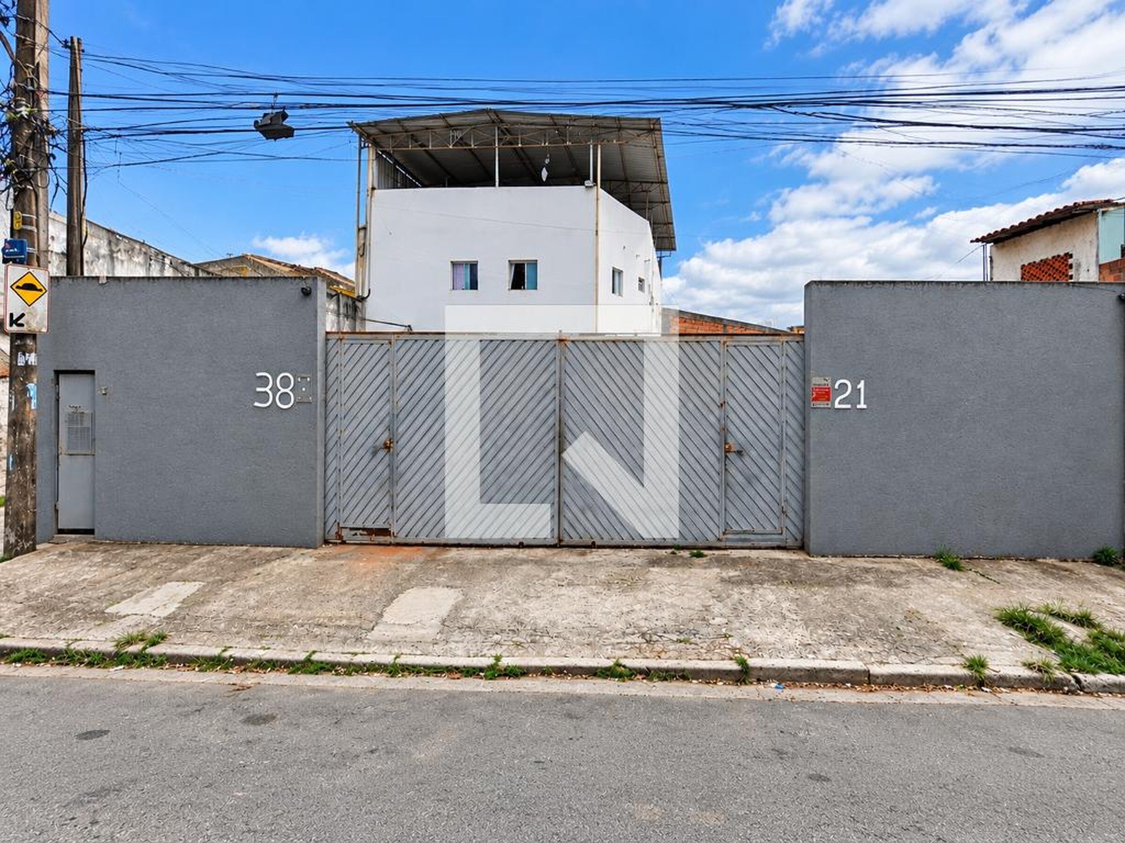 Fachada Condomínio em Rua Tasselli Ugo, 38