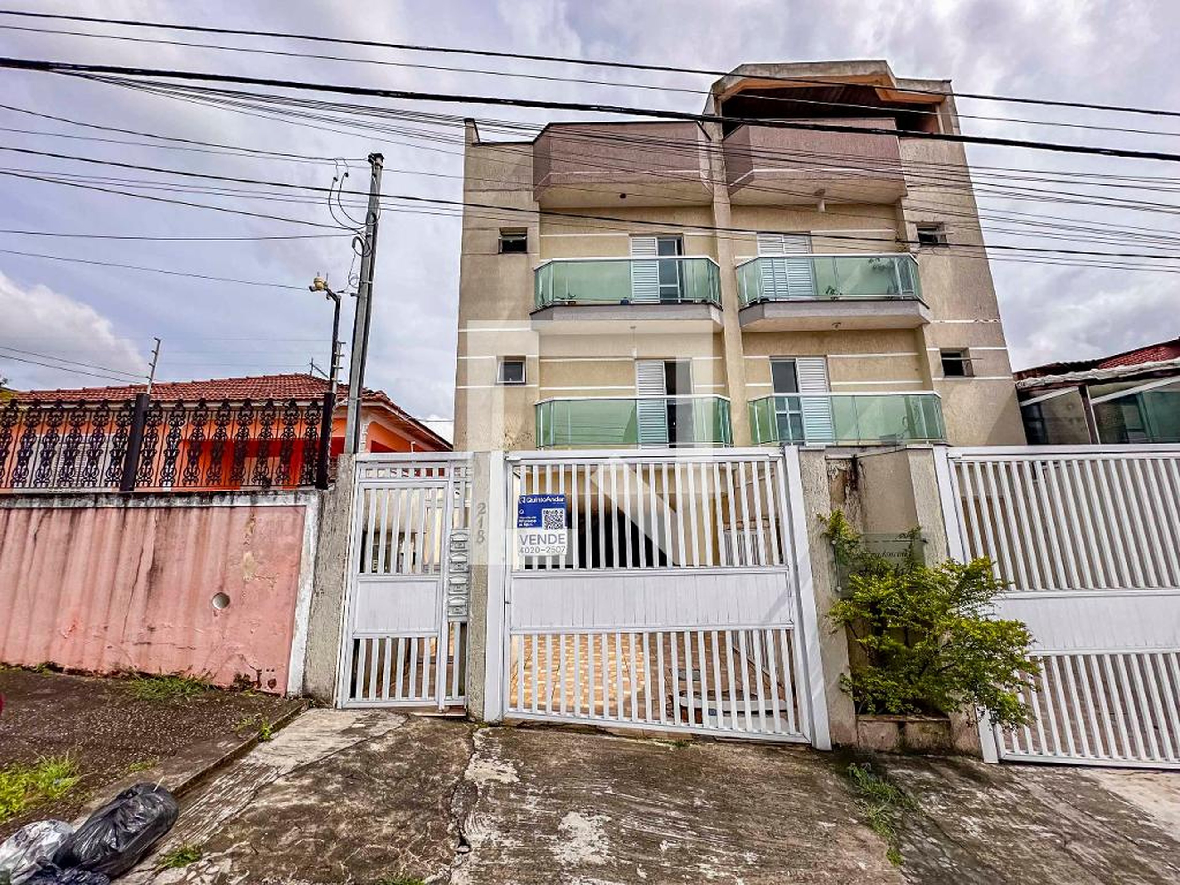 Fachada Condomínio em Rua Laconia, 218