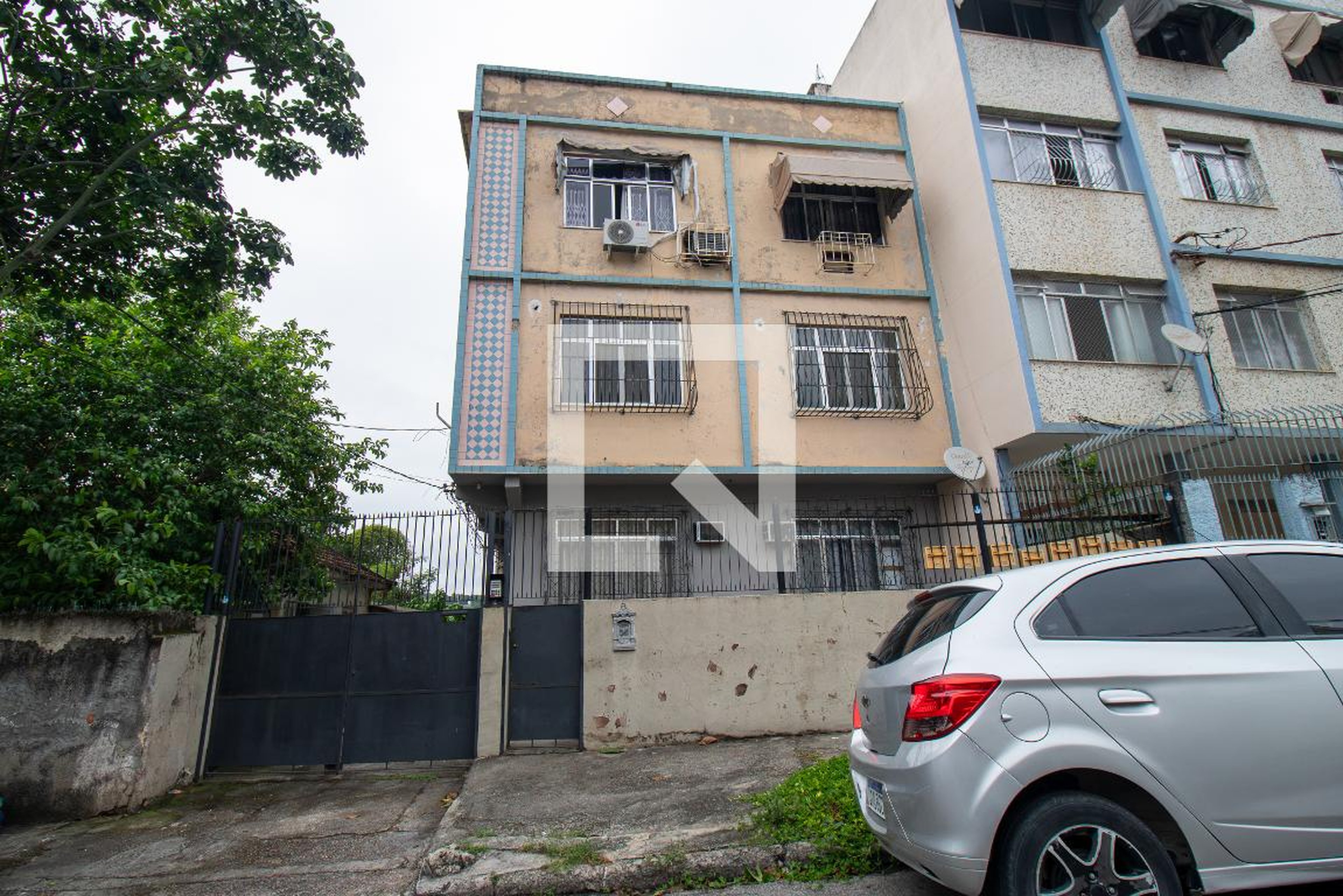 Fachada Condomínio em Rua Doutor Weinschenk, 81