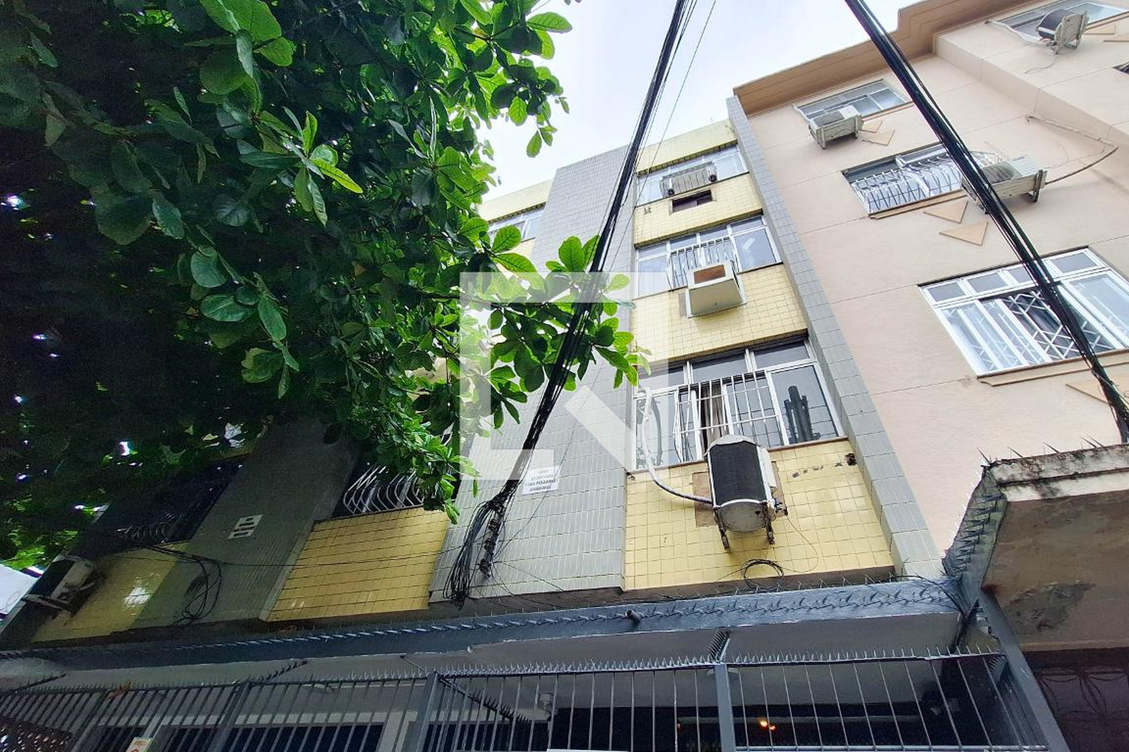 Fachada Condomínio em Rua General Andrade Neves, 93