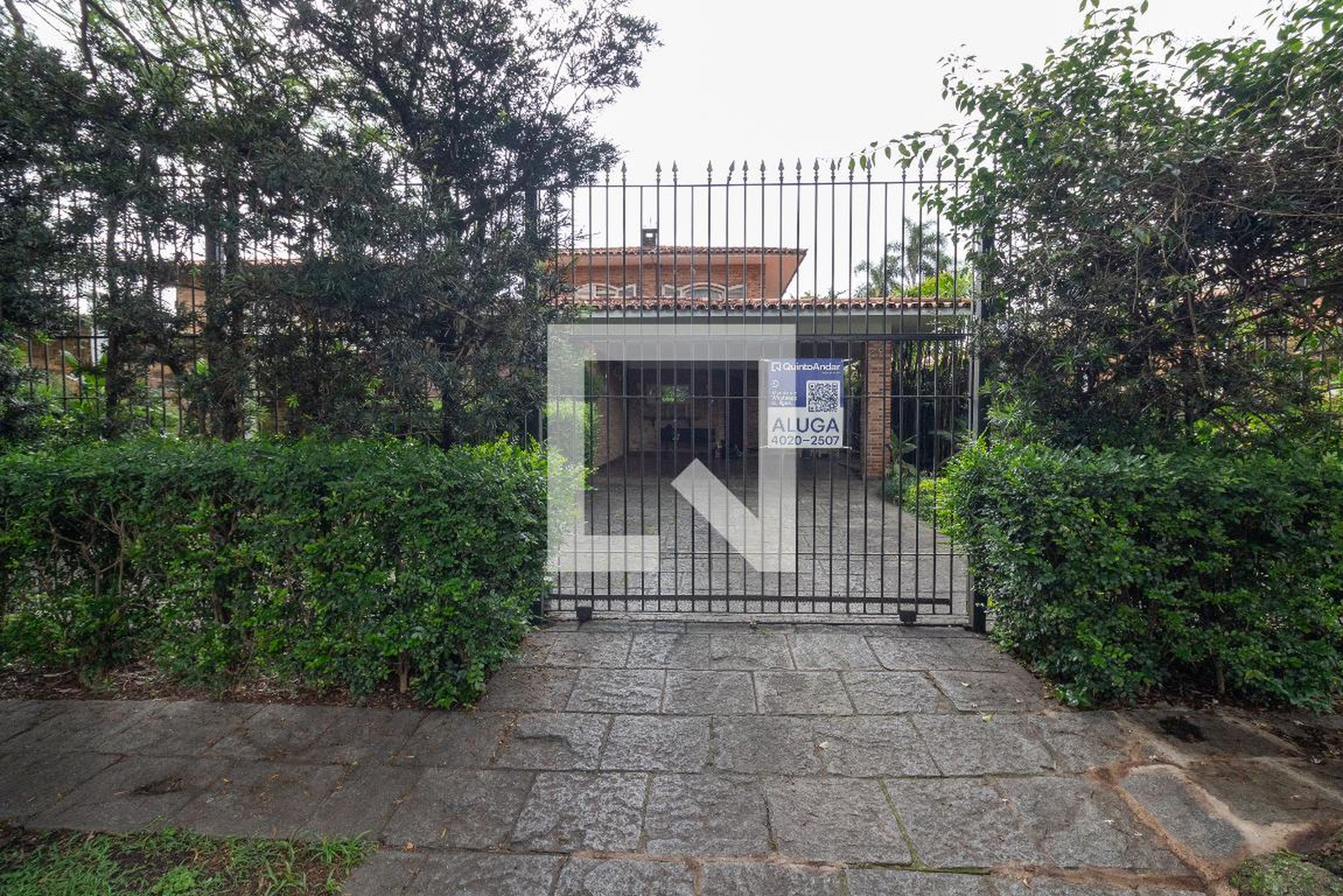 Fachada Condomínio em Rua Álvares Florence, 128