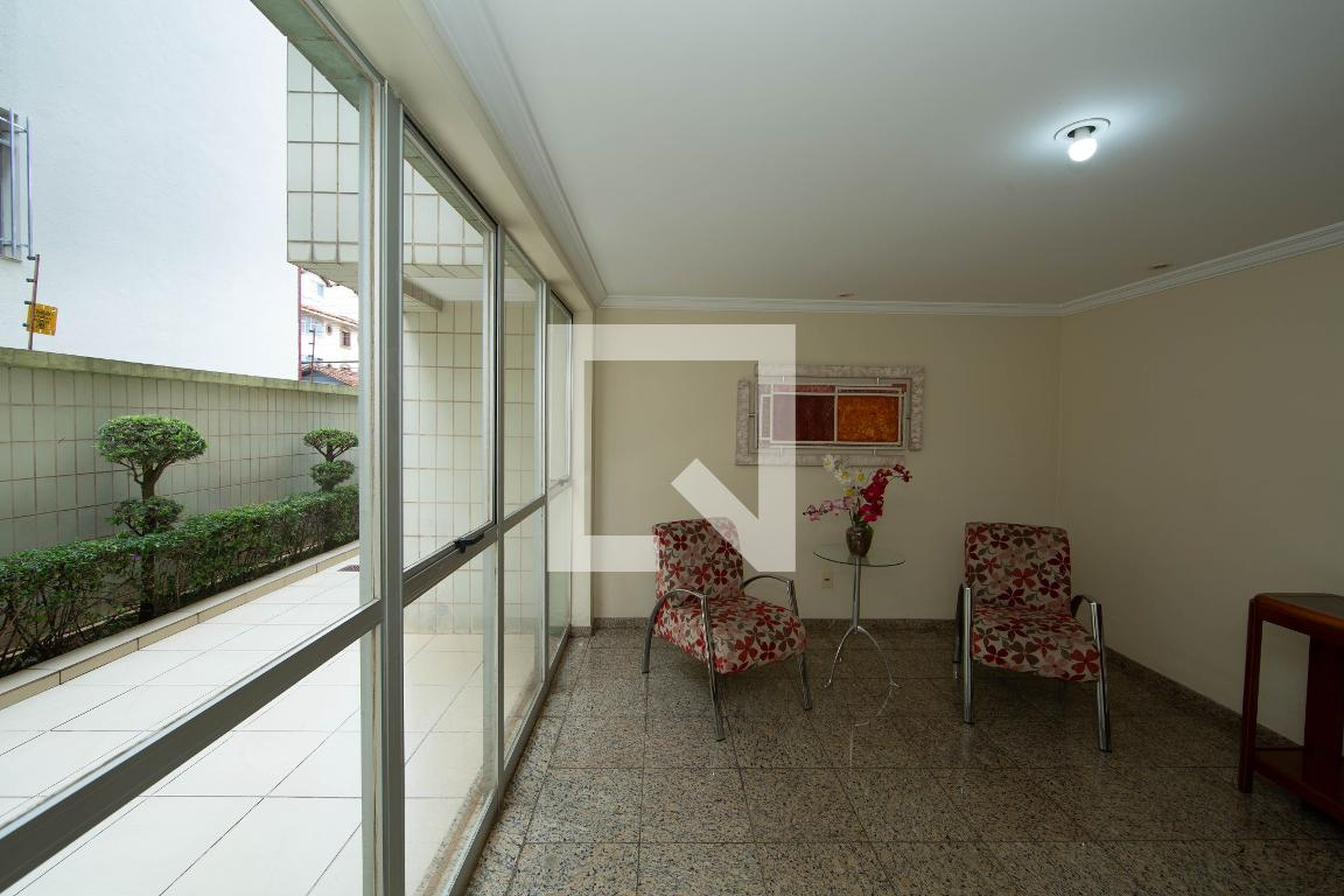 HALL Condomínio em Rua Aspásia, 436