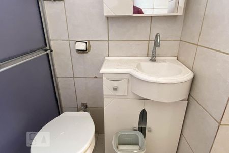 Banheiro de apartamento à venda com 1 quarto, 56m² em Santo Antônio, Porto Alegre