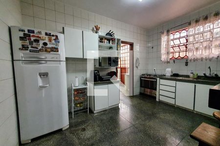 Casa para alugar com 4 quartos, 325m² em Santa Rosa, Belo Horizonte