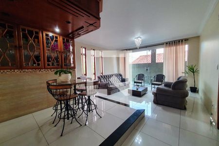 Casa para alugar com 4 quartos, 325m² em Santa Rosa, Belo Horizonte