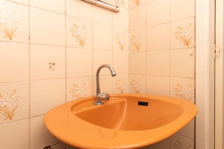 Banheiro de apartamento à venda com 1 quarto, 30m² em Santo Antônio, Porto Alegre