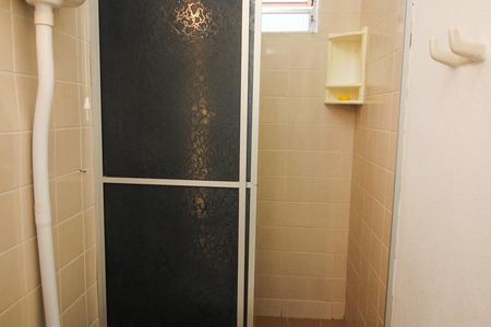 Banheiro de apartamento à venda com 1 quarto, 44m² em Santo Antônio, Porto Alegre