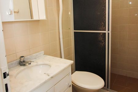 Banheiro de apartamento à venda com 1 quarto, 44m² em Santo Antônio, Porto Alegre
