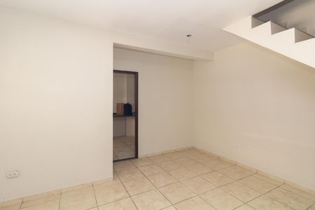 Sala de casa à venda com 2 quartos, 136m² em Vila Carmosina, São Paulo