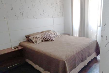 Cama simples com colchão e travesseiros, com cabeceira branca e paredes brancas com decoração floral. de apartamento à venda com 3 quartos, 92m² em Anhangabaú, Jundiaí