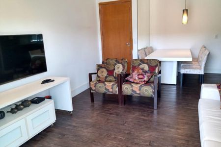 Sala com TV, sofá, cadeiras e mesa, com iluminação adequada e piso de madeira. de apartamento à venda com 3 quartos, 92m² em Anhangabaú, Jundiaí