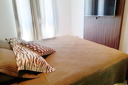 Cama com colchão e travesseiros, com TV na parede, em ambiente iluminado por janelas com cortinas abertas. de apartamento à venda com 3 quartos, 92m² em Anhangabaú, Jundiaí