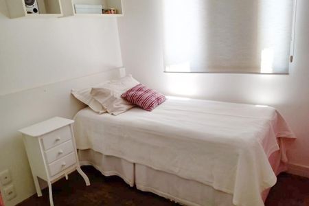 Cama simples com colchão e travesseiro, com uma pequena mesa de cabeceira ao lado. de apartamento à venda com 3 quartos, 92m² em Anhangabaú, Jundiaí