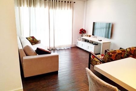Sala com sofá, TV e janela com cortinas claras, iluminada por luz natural e artificial. de apartamento à venda com 3 quartos, 92m² em Anhangabaú, Jundiaí