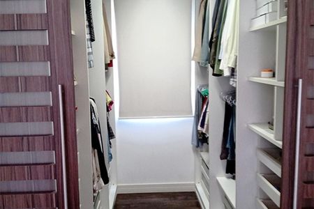 Caminho de entrada com armários e prateleiras, iluminação natural e madeira no piso e nas portas. de apartamento à venda com 3 quartos, 92m² em Anhangabaú, Jundiaí