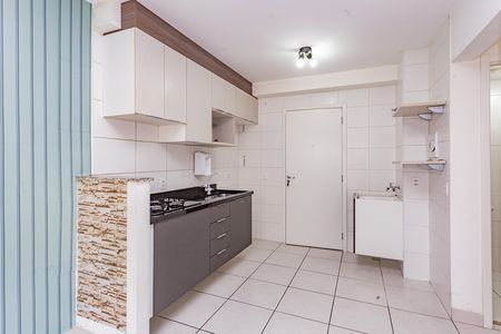 Sala e cozinha de apartamento para alugar com 2 quartos, 33m² em Parque Fongaro, São Paulo