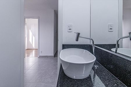 banheiro social_4 de apartamento para alugar com 2 quartos, 34m² em Ipiranga, São Paulo