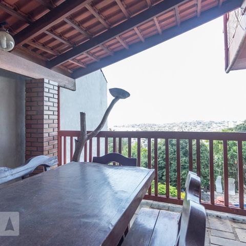 Casa para alugar com 850m², 4 quartos e 6 vagasMesa de churrasqueira