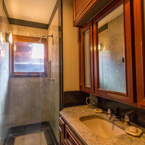 Casa para alugar com 850m², 4 quartos e 6 vagasBanheiro 1