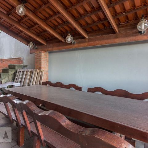 Casa para alugar com 850m², 4 quartos e 6 vagasMesa de churrasqueira