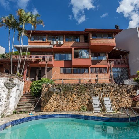 Casa para alugar com 850m², 4 quartos e 6 vagasFachada interna