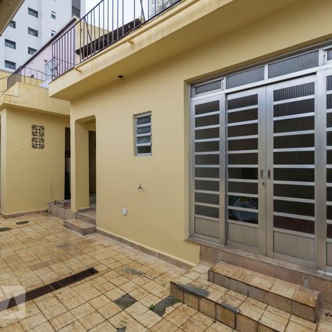 Casa à venda com 350m², 3 quartos e 2 vagasFundos