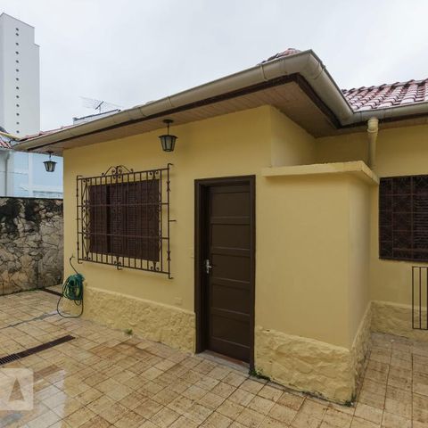 Casa à venda com 350m², 3 quartos e 2 vagasFundos